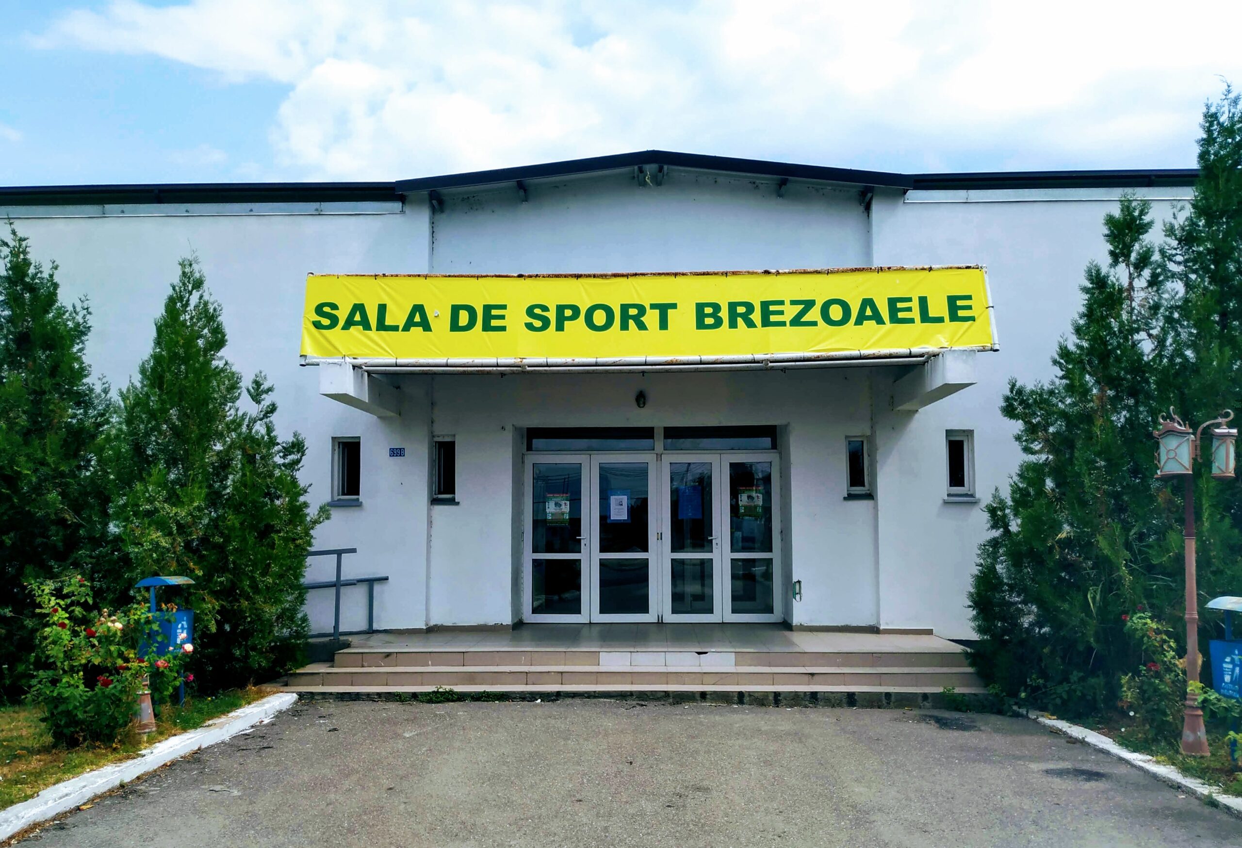 sala-sport-brezoale-intrare