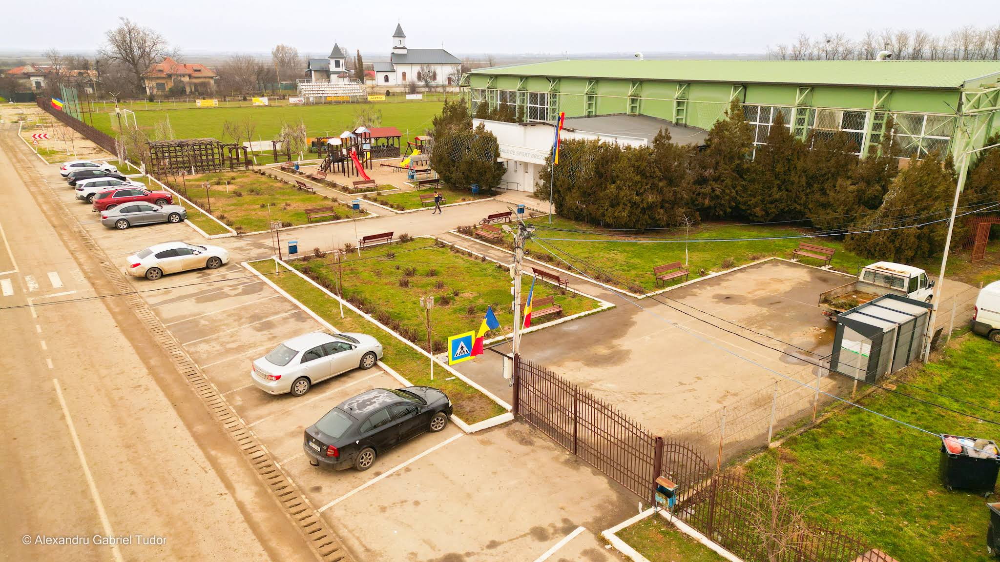 Vedere din drona sala de sport, parcare si parc. Realizat de Alexandru Gabriel Tudor
